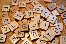 100 HOLZ SCRABBLE PLÄTTCHEN