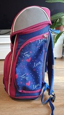 einen Schulrucksack mit allen Schulsachen
