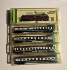 MINITRIX Personenzug (alle Wagen beleuchtet) mit Diesellok V200