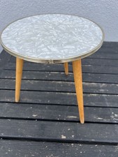 Hellgrauer runder 3-beiniger