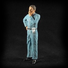 Mechaniker nachdenklich blauer