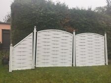 Neuwertige Zaunelemente Kunststoff weiß + 4 Pfeiler weiß-grau 