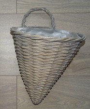 NEU ! Spitzer Wandkorb aus