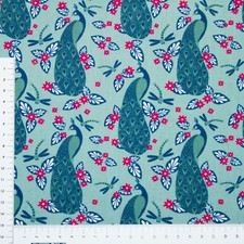 Pfau auf Seegrün mit Blüten