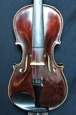 Verzierte Geige mit Löwenkopf