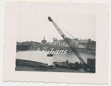 Foto Frankreich-zerstörte Häuser -Fluss-Bagger-Schild-Ort/ Stadt ?  1940  (a111)
