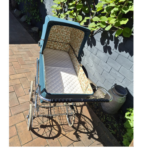 Klassischer kinderwagen - klassischer,