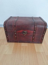 Rustikale Holz-Schatztruhe im