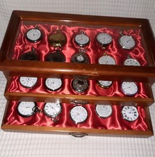 30 Taschenuhren in Vitrine