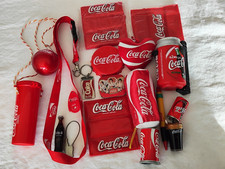 Auflösung: Coca Cola Reklame Konvolut (Weihnachtskugel, Schlüsselanhänger, etc.)