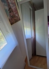 Verkaufe Stehspiegel mit weißen Holzrahmen wegen Umzug. Spiegel in Guten Zustand