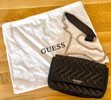 Schwarze gesteppte Guess