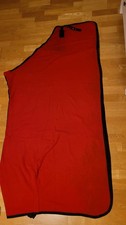 Rote Fleece-Abschwitzdecke  mit schwarzen Nähten Gr. 130