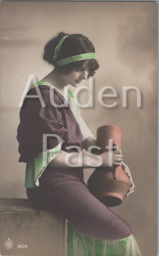 Alte postkarte frau hält krug - hält,