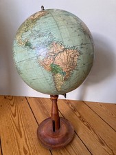 Alter Globus mit Holz Fuß