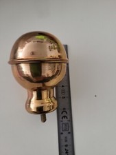 (b) Große  goldfarbende