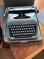 Alte Schreibmaschine Im Koffer