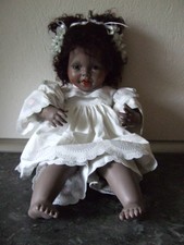 Porzellanpuppe Baby dunkelhäutig
