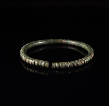 Eisenzeitlicher Armreif mit Einkerbungen aus Bronze