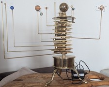 Orrery Solarsystem aus massiven Messing mit Elektromotor 