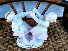 Antike Art Deko Porzellan Figur  Neundorf 2 tanzende Mädchen auf dem Sockel