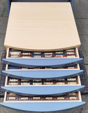 DentSply  -  Zahnschrank mit  über 200  Frontzahn Garnituren   /  Bioplus  u.ä.