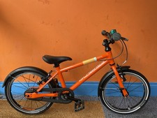 Islabikes Cnoc 16 Zoll orange Kinderfahrrad mit Schutzblechen und einer Klingel