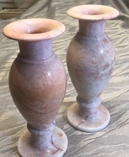 2 Marmor-Vasen, verschiedene natürliche, Marmorierungen — ca. 19,5 cm hoch