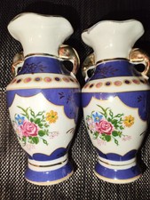 2 kleine Tischvasen, Porzellan