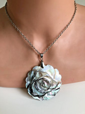 Vintage-Anhänger an einer Kette. Mit Perlmutt.  Länge: max. 51 cm.