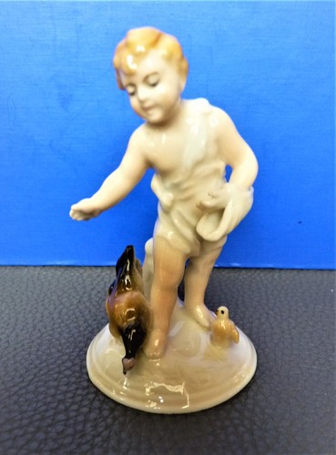 Porzellan figur junge - junge, füttert