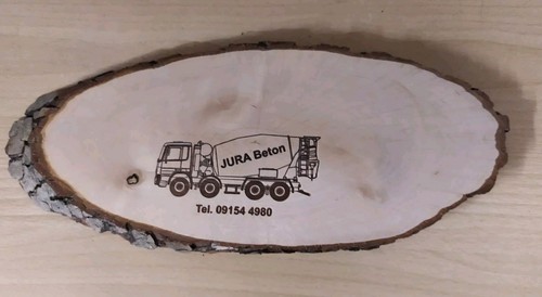 Holzbrett mit rinde und - holzbrett,
