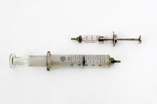 2 antike Glas Spritzen