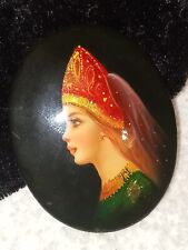 Russische Lackbrosche Lackmalerei Frau in Tracht (N)