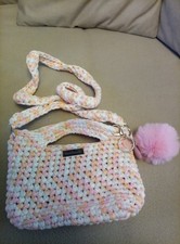 Handgehäkelte Tasche aus