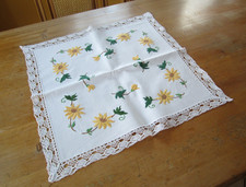 Mitteldecke mit Stickerei und Spitze, Handarbeit