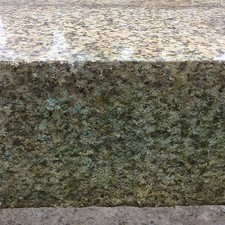 Antike Granitstufe geschliffen