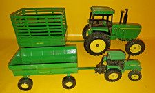 4 tlg.Blechspielzeug Modelle JOHN DEERE 2 Traktoren 3350 - 4455 mit Hänger