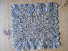 Handarbeit handmade Klöppelspitze Decke grün quadratisch Leinen