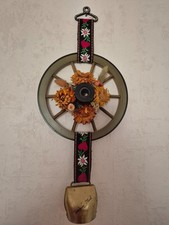 kleine Kuhglocke am Wagenrad