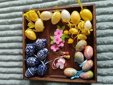 Sammlung Ostereier zum Aufhängen (blau, gelb, Motiv) aus Plastik