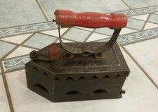 Bügeleisen antik roter Holz