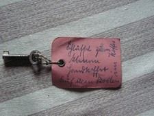 Kofferschlüssel hinterlegt im 2. Weltkrieg mit Hinweis auf weiteres Versteck