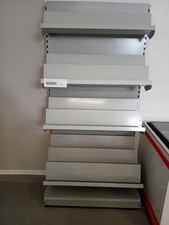 Zeitungsregal grau ,mit rutschfesten Matten in den Fächern 