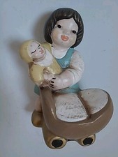 Thun Bozner -Mädchen mit Puppe u.  Puppenwagen 13cm 