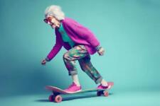 Wandbild: Lustige alte Frau, die Skateboard fährt. Generative KI (201972694)