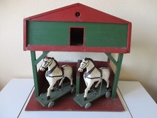 Holz Pferdestall Pferde