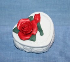 Herzdose Dose aus Porzellan / mit Rosen Blüten / Deckeldose