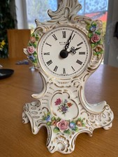 Standuhr Weimar Quartz mit Rosenblüten aus Porzellan