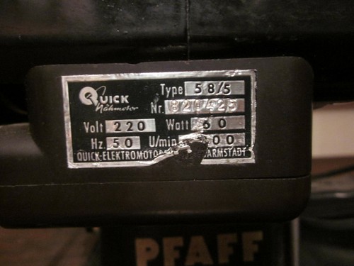Alte nähmaschine mit tisch - nähmaschine,